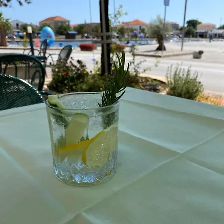 Old Town Heritage By Mrav Alojamento de Acomodação e Pequeno-almoço Sukošan